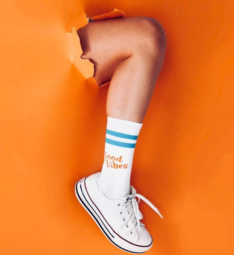 Good Vibes från Pegada Socks, vita strumpor med turkosa ränder